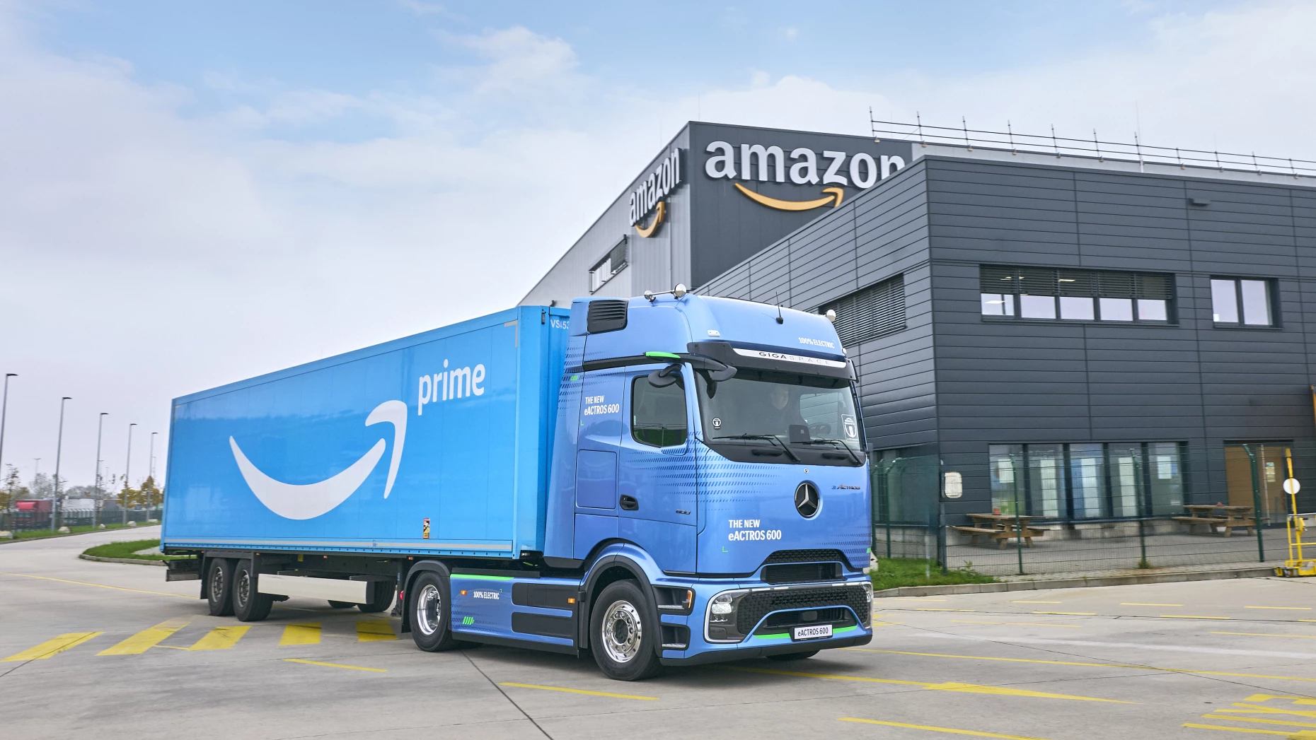 Amazon places its largest electric truck order with Mercedes-Benz — ESG ...